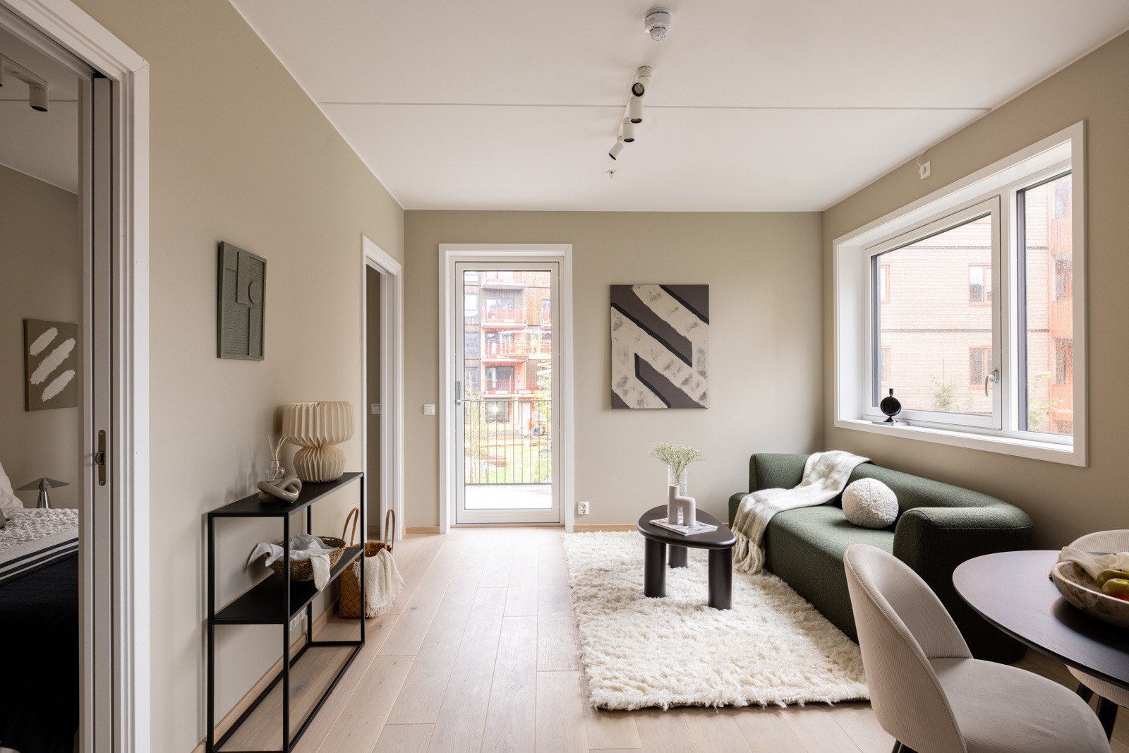 Fra stuen er det to dører inn til soverommet. En løsning som gjør aralet mer effektivt mtp. møblering av soveromsinnredning. Galleribilde