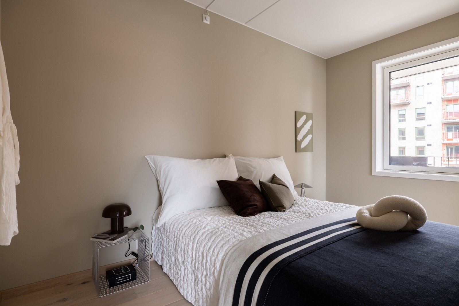 Soverommet kan innredes med dobbeltseng og nattbord på hver side. Galleribilde