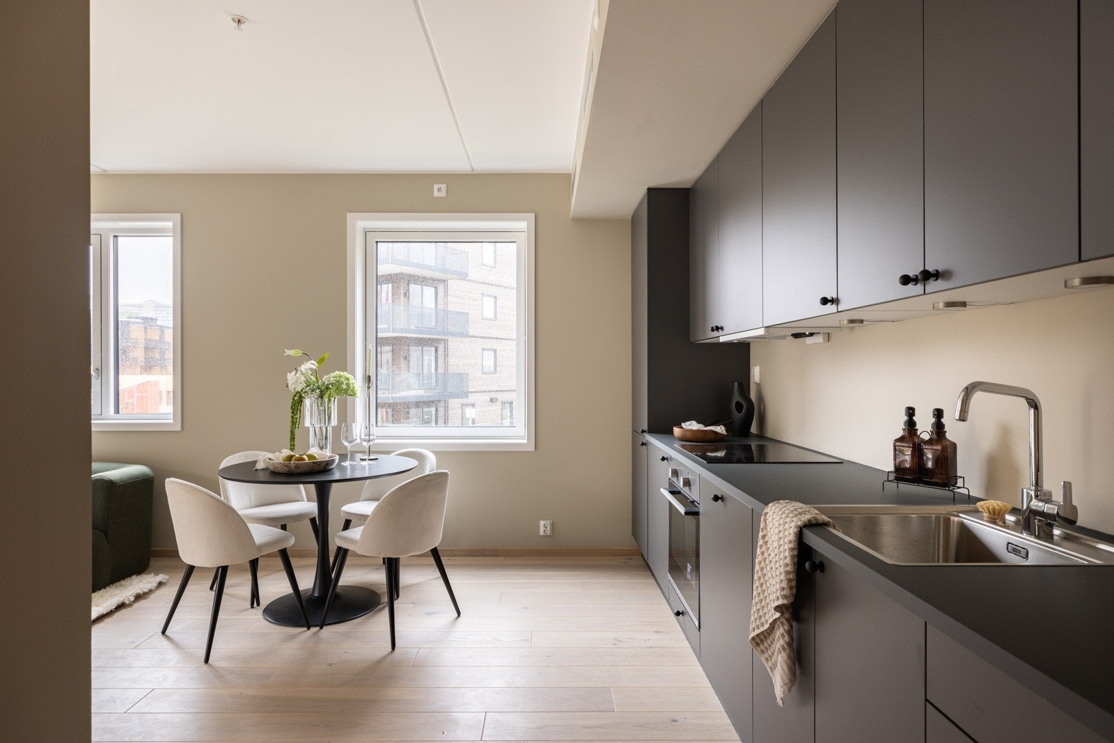 Ved kjøkkenet er det plass til et hyggelig spisebord med spisestoler rundt. Her kan gjestene underholdes mens du står for matlagingen. Galleribilde