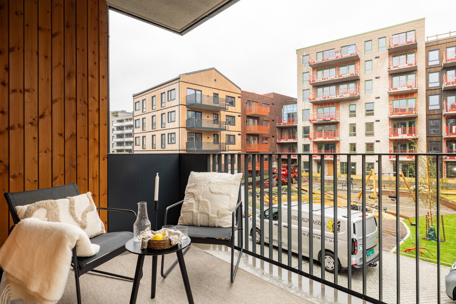 Møbler med sittegruppe, grill, bord og kanskje noen lykter. Galleribilde