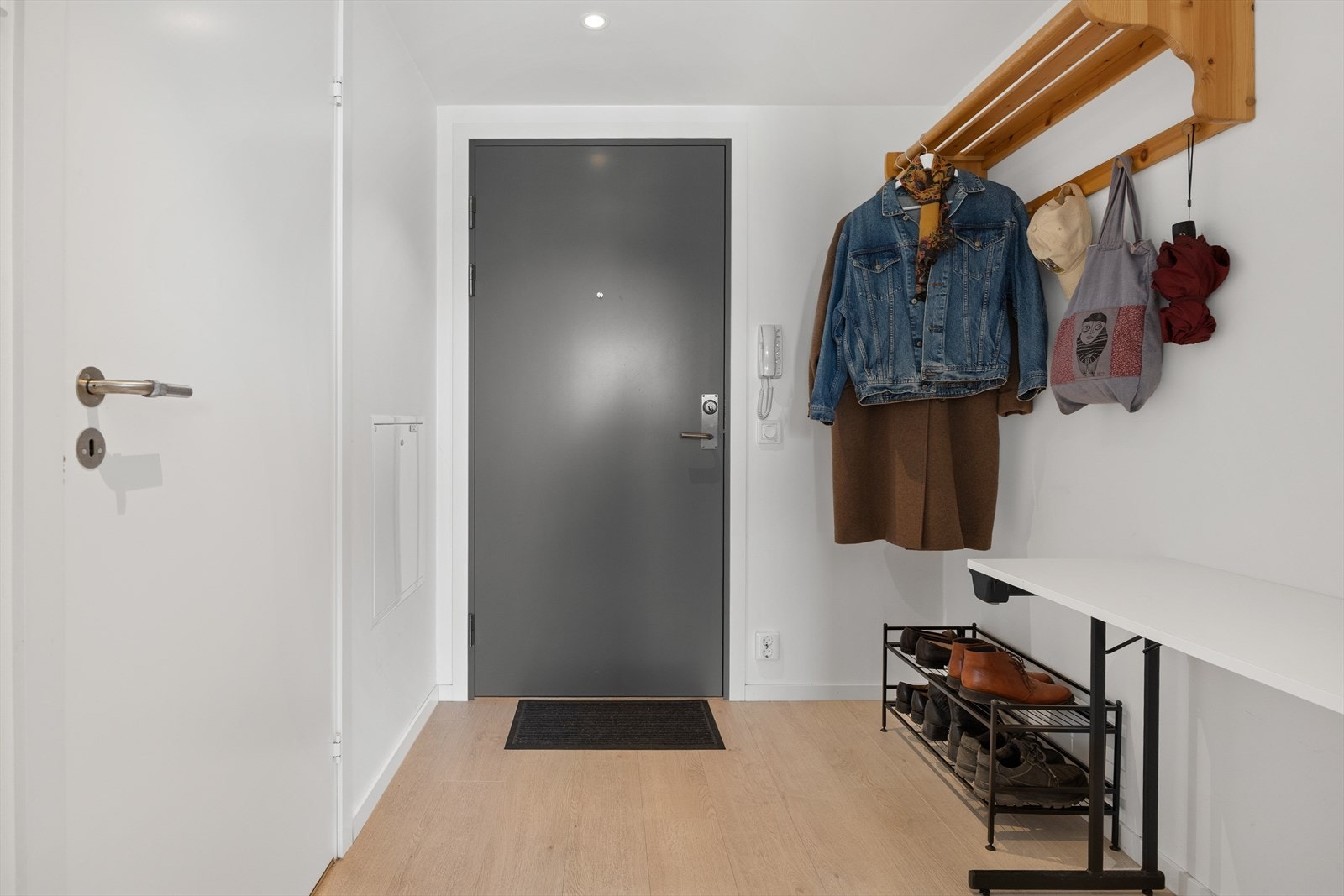 Entré med praktisk plass til yttertøy og sko. Galleribilde