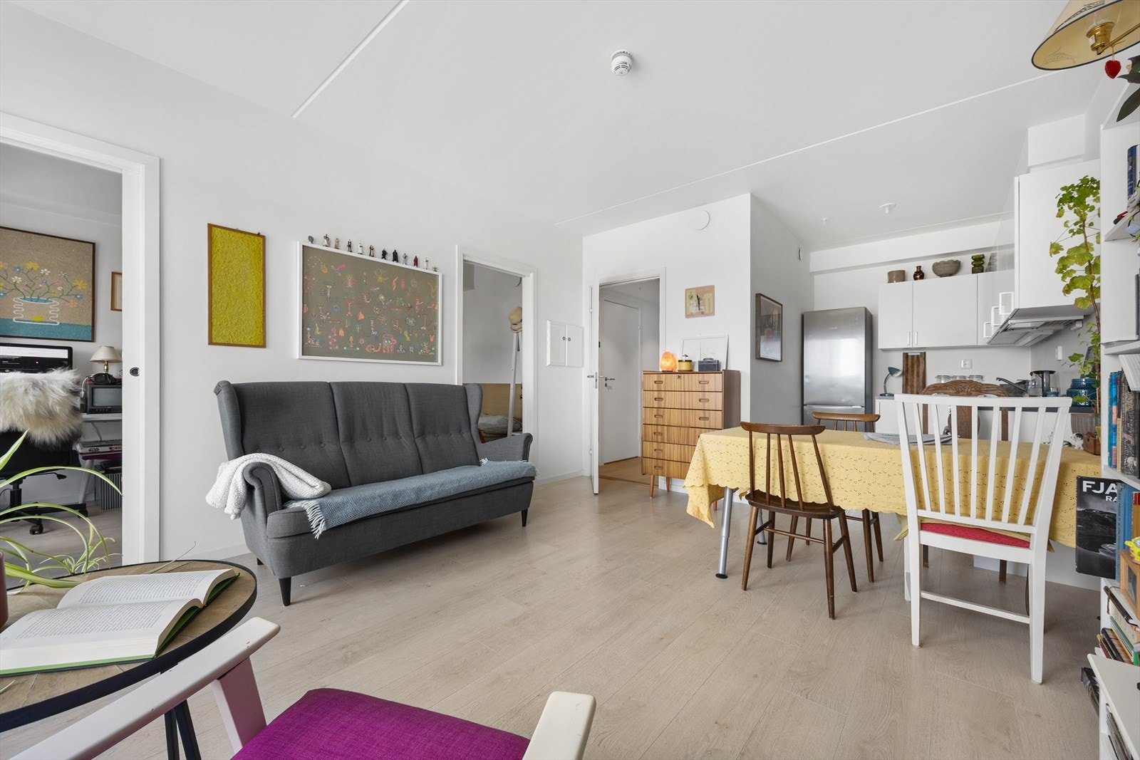 Stuen har vannbåren varme for jevn komfort. Galleribilde
