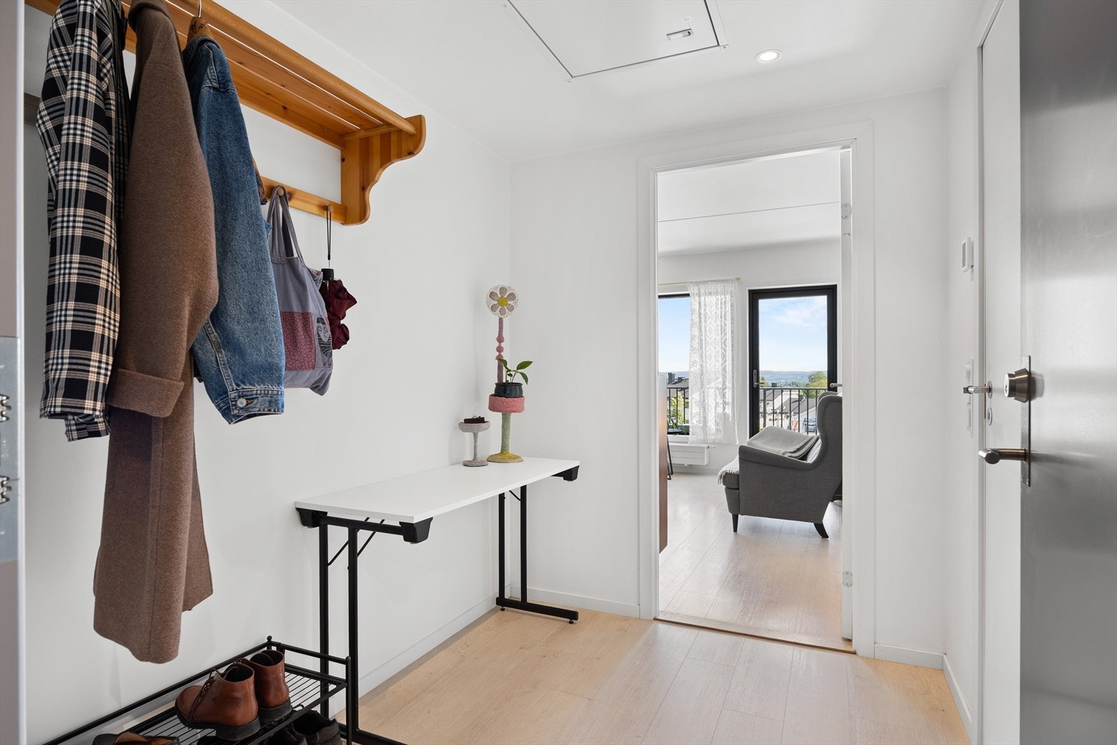 Romslig entré, samt adkomst til badet i gangen. Galleribilde