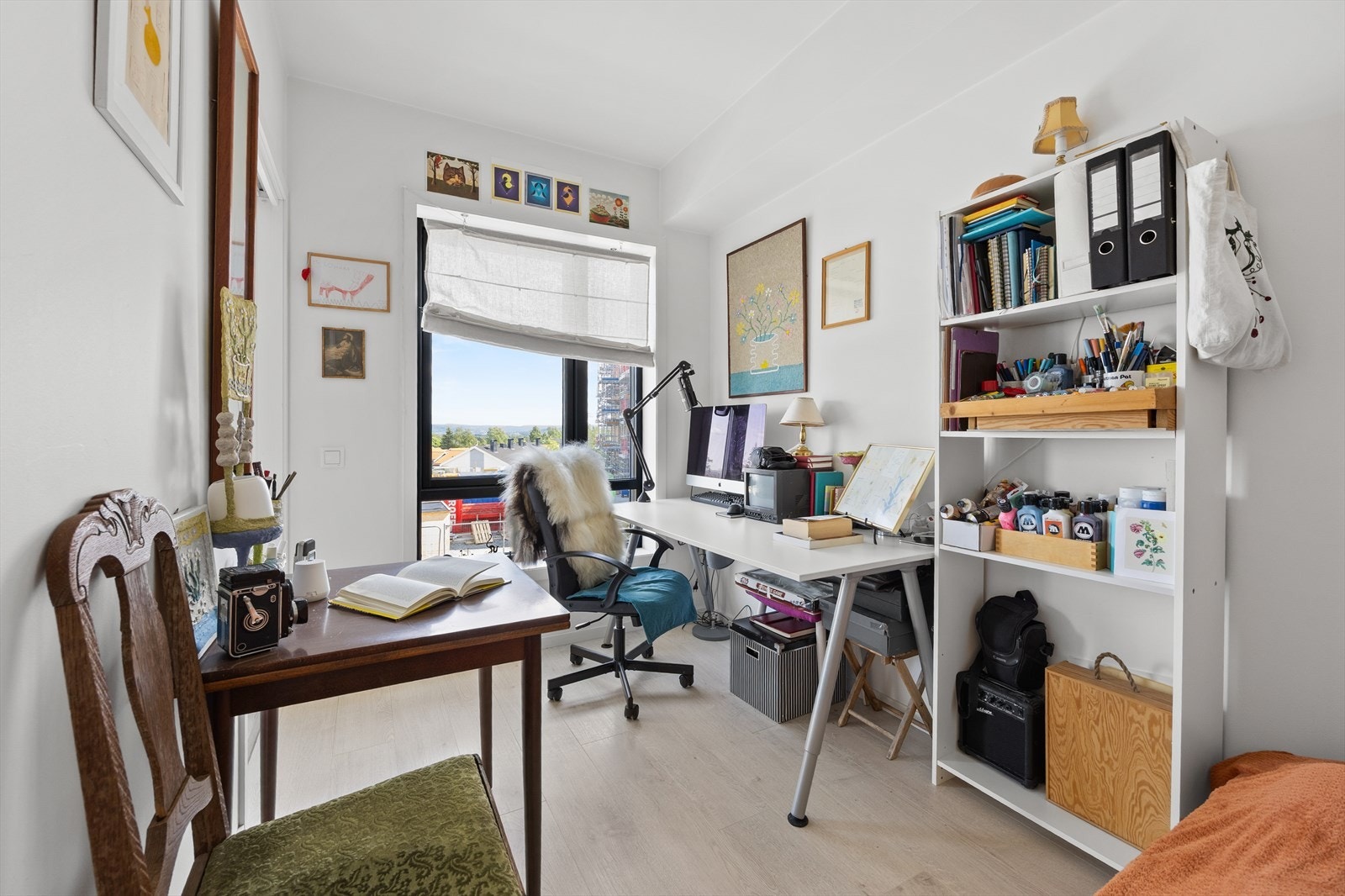 Praktisk arbeidsplass ved vinduet gir et inspirerende miljø for studier eller hjemmekontor. Galleribilde