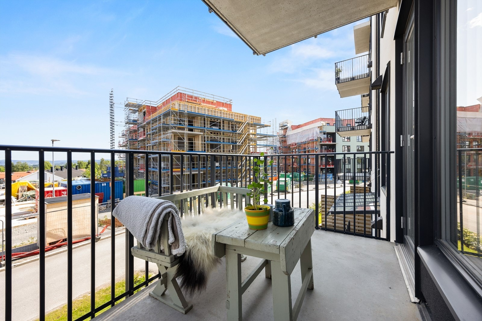 Balkong på 5,5 m² med takoverbygg og plass til utemøbler - perfekt for morgenkaffen. Galleribilde
