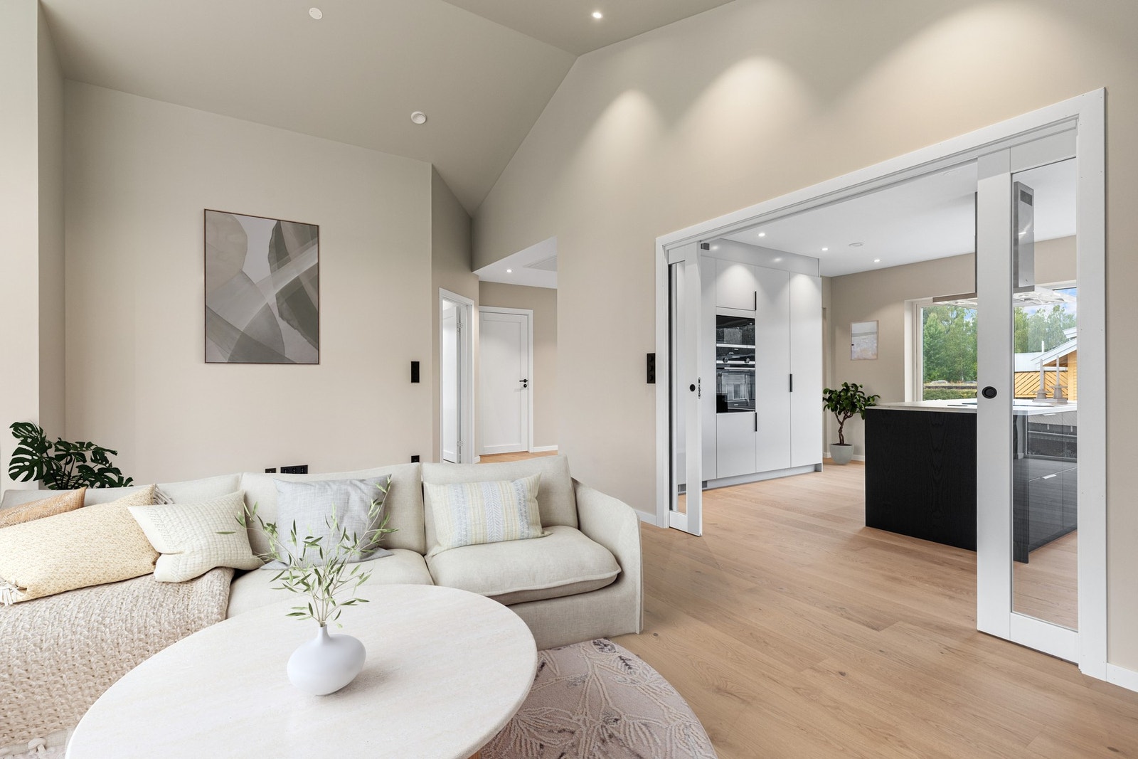 Dette er en sjelden mulighet til å sikre seg en helt ny enebolig med høy kvalitet, moderne design og en beliggenhet som kombinerer bylivets bekvemmeligheter med naturopplevelser rett utenfor døren. Galleribilde