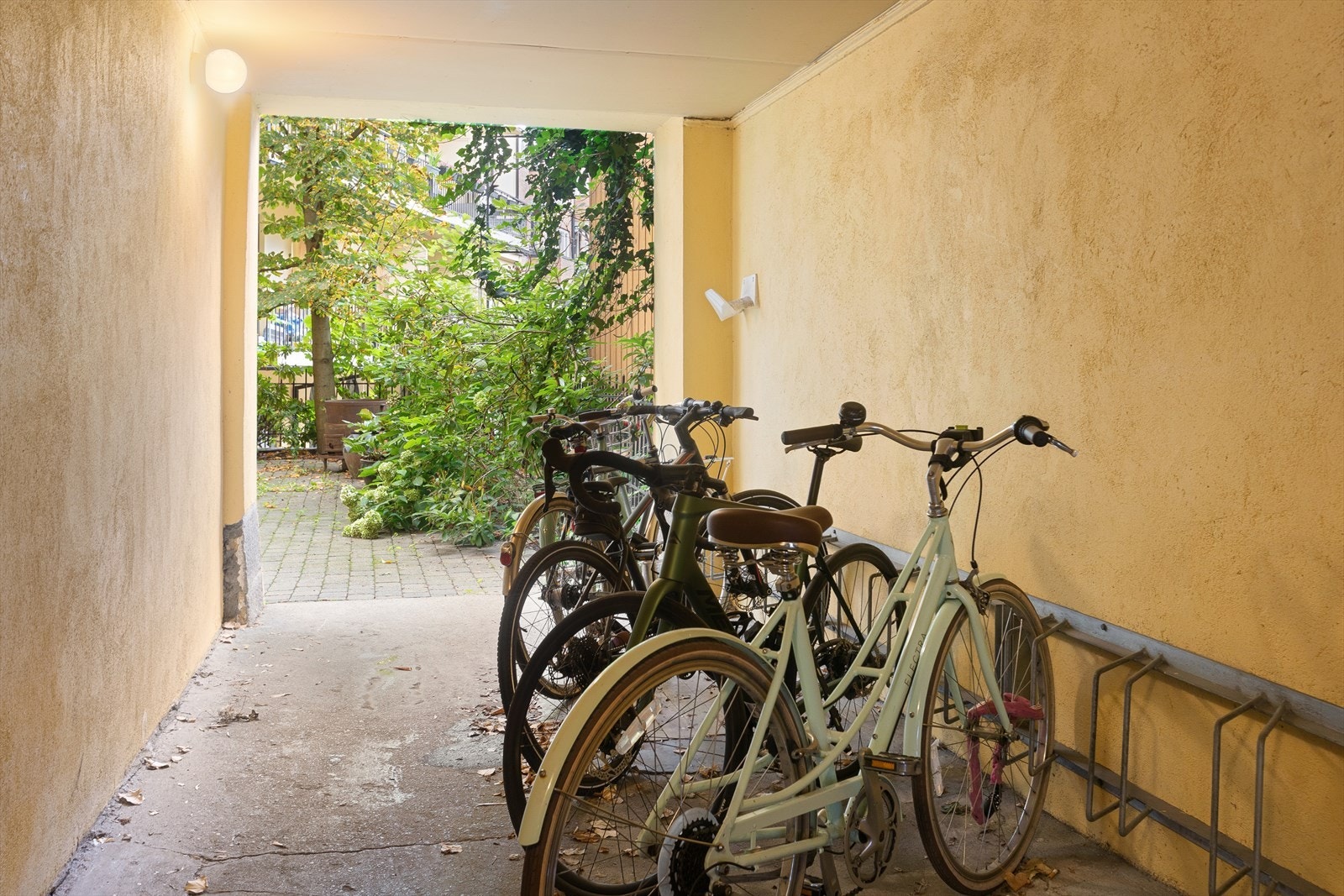 Felles sykkelparkering i bakgård Galleribilde