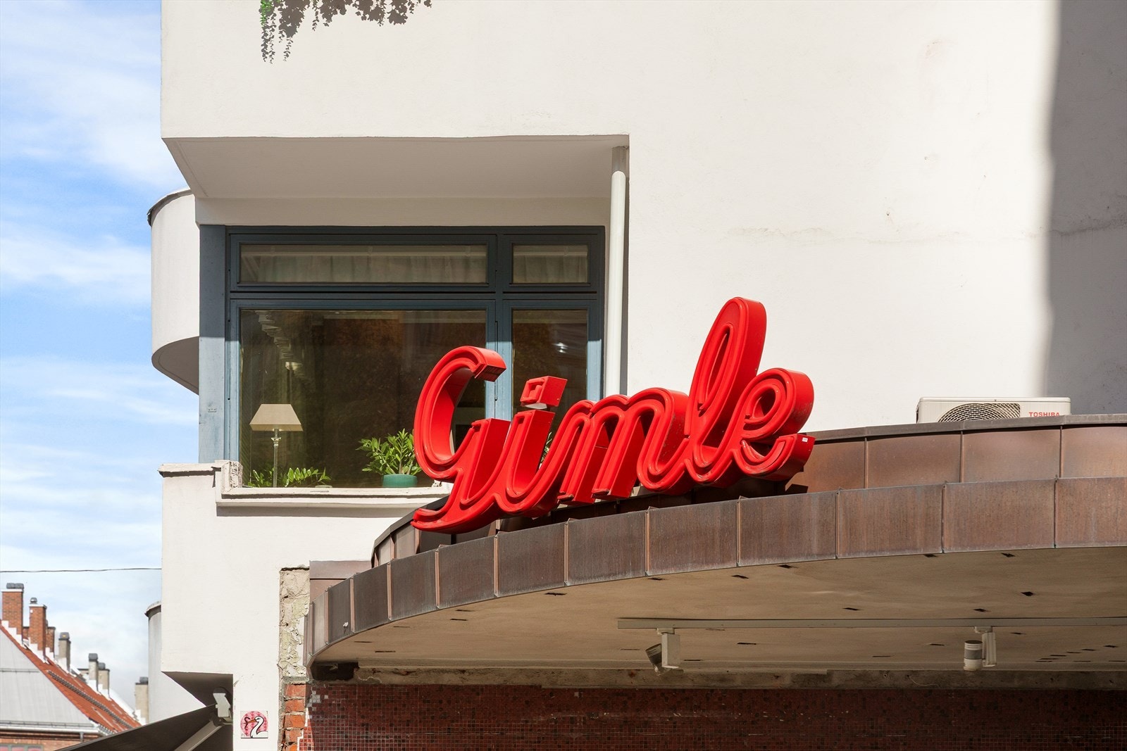 Gimle kino, dagligvare, café samt gode kollektivtransport i umiddelbar nærhet Galleribilde