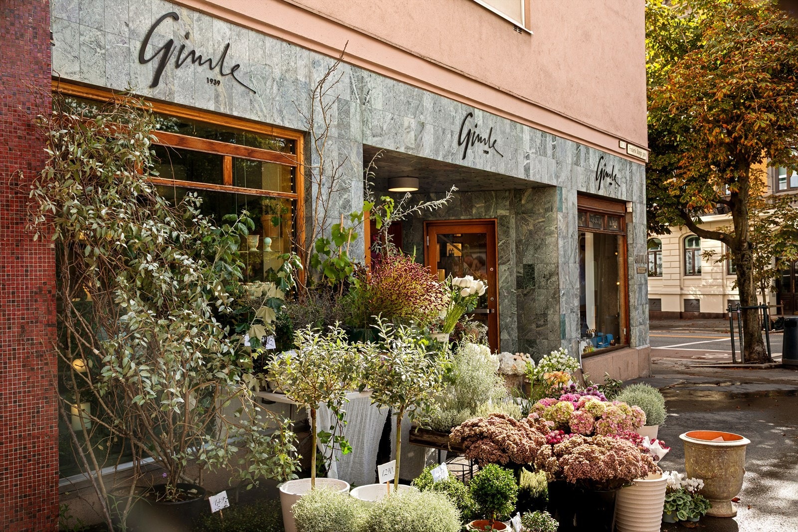Med sin lange historie er Gimle Parfymeri blant Norges fremste og mest eksklusive parfymerier, som ligger rett over gaten Galleribilde