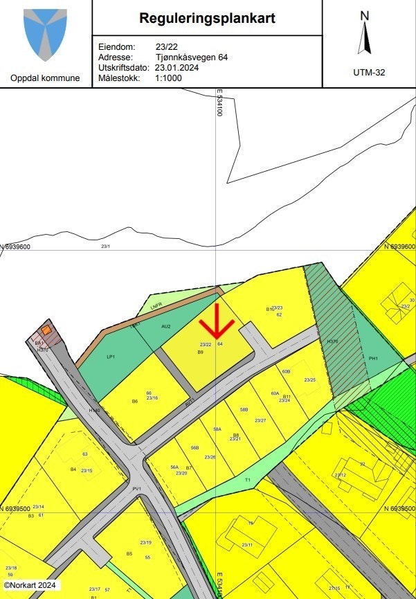Her vil du bo sentrumsnært og idyllisk til på en solrik tomt som grenser mot friområde samt utsikt over et herlig naturlandskap Galleribilde