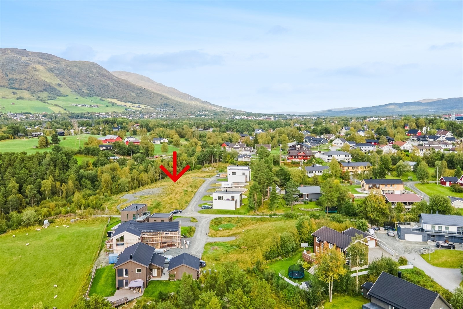 Solrik tomt kun få minutter fra Oppdal sentrum. Kan oppføres frittliggende boligbygg med 1 eller 2 boenheter med garasje. Infrastruktur ferdig inn til tomtegrense hvor det er tilrettelagt tilkobling av offentlig vann, avløp, strøm og fiber. Galleribilde