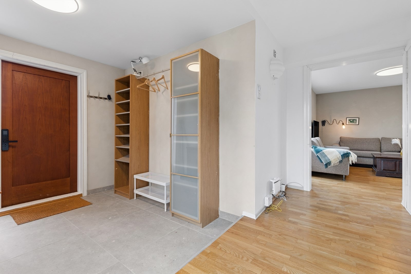 Boligen har et lyst inngangsparti (påbygg) med flislagt gulv og god plass til oppbevaring av yttertøy. Galleribilde