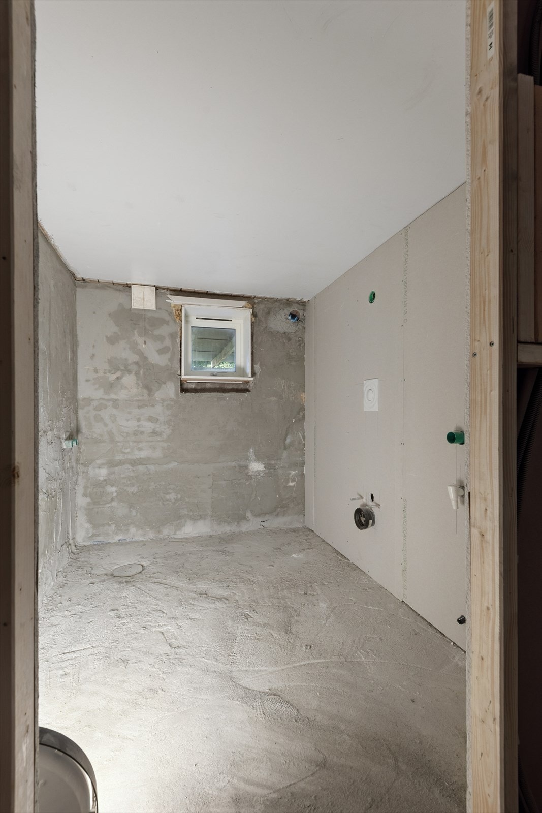 Rommet er påbegynt innredet, men har behov for videre renovering og eventuelle søknader. Galleribilde