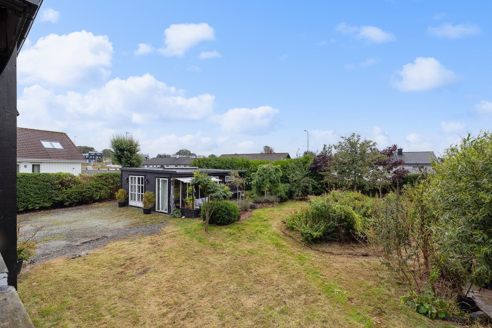 Eiendommen har et sørvestvendt uteområde med plen, beplantning, terrasse og romslig gårdsplass med plass til flere biler. Galleribilde