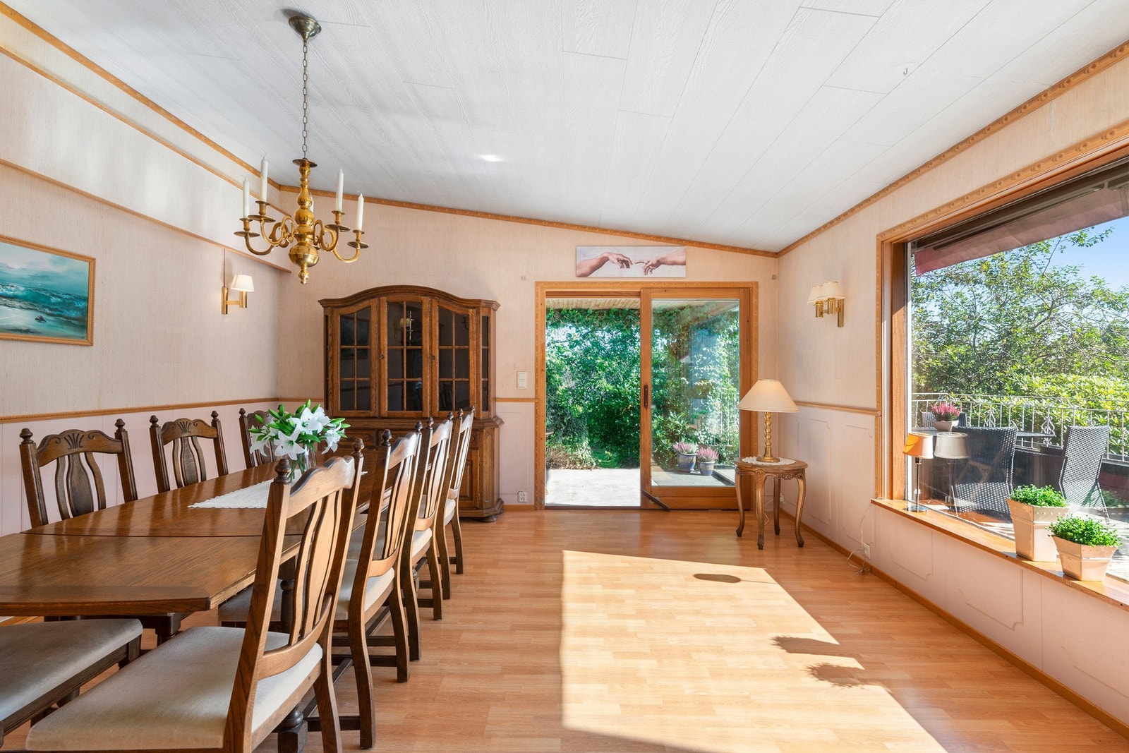 Stort vindu lyser opp spisestuen. Galleribilde