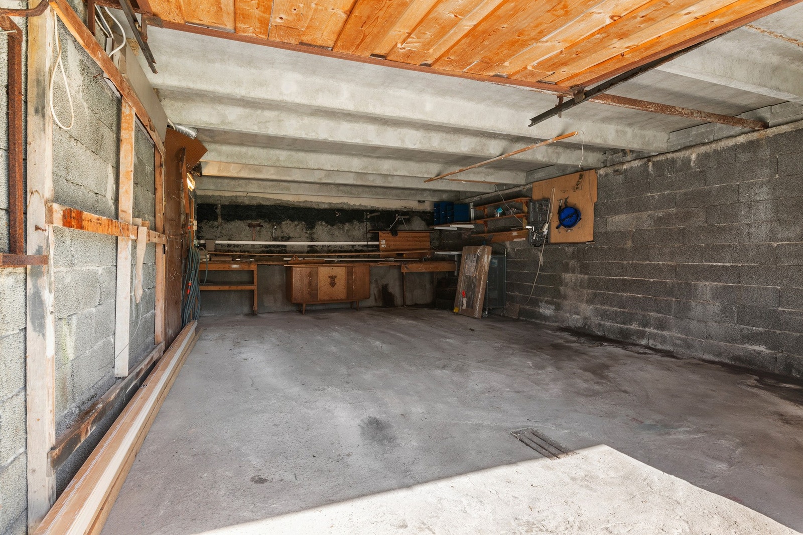 Stor garasje med lagringsrom. Galleribilde