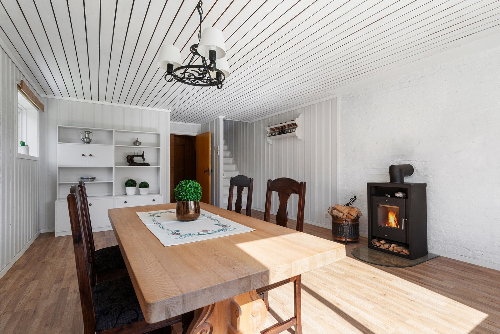 Underetasje med stort potensiale og flere uutnyttede rom. Galleribilde