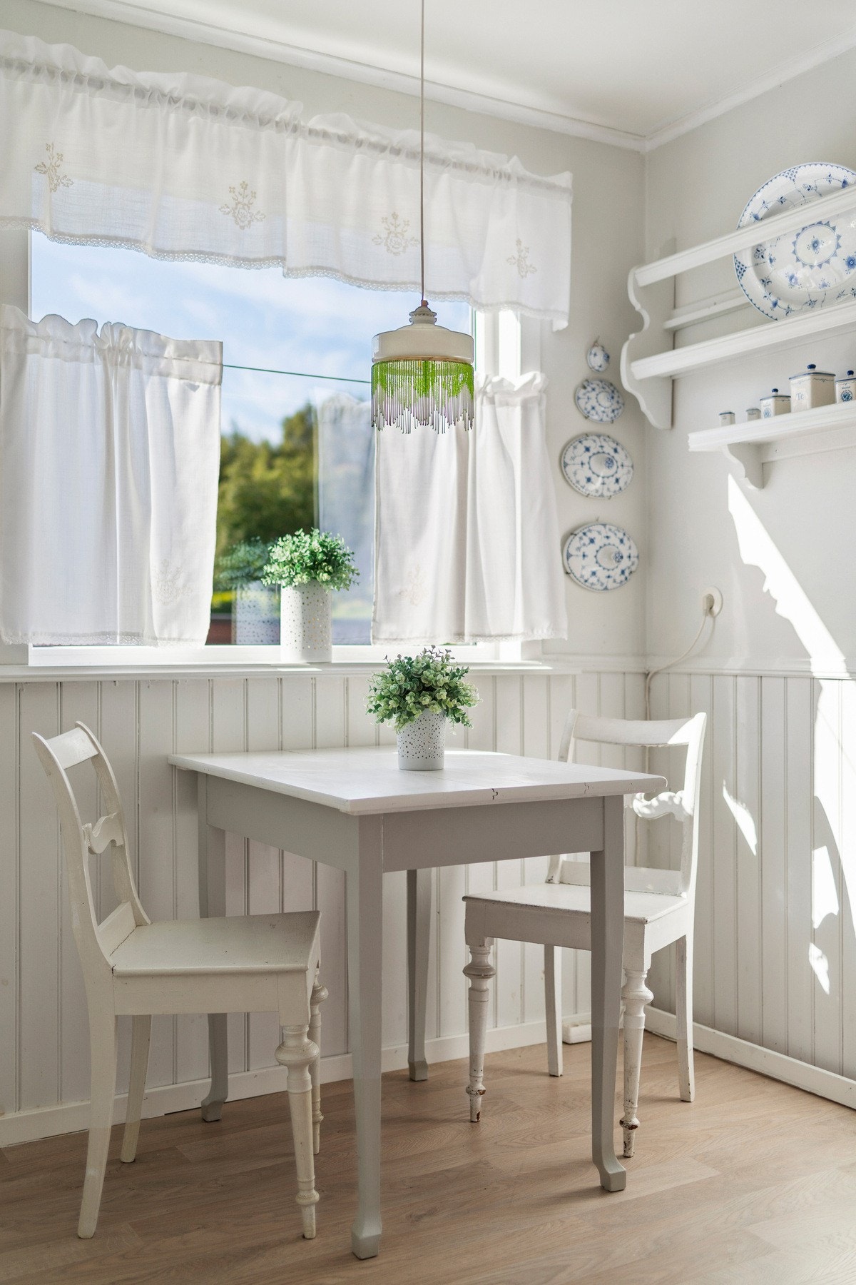 Nyt en kopp kaffe i spisekroken på kjøkkenet. Galleribilde