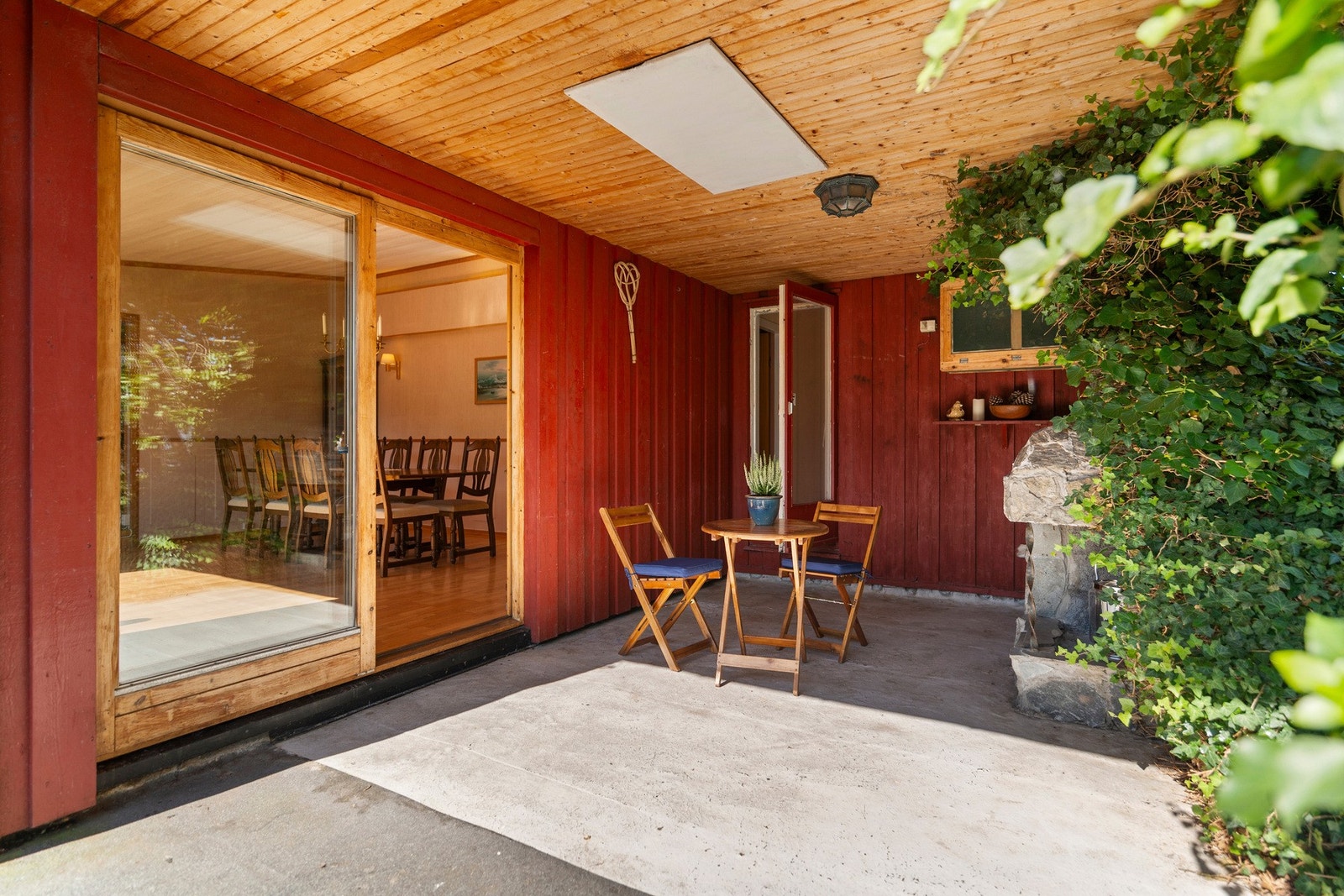 Utgang til overbygd veranda fra stuen. Galleribilde