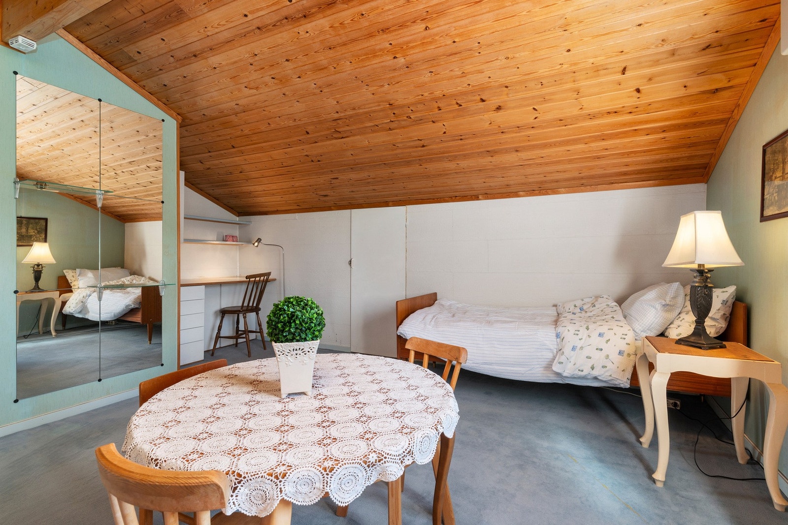 Stilig loftsetasje brukt som soverom/ungdomsavdeling. Galleribilde