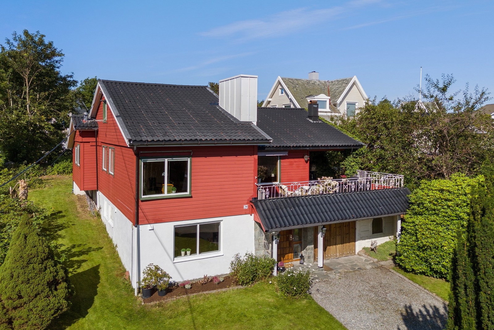 Arkitektonisk stilig bolig med stort potensiale. Galleribilde