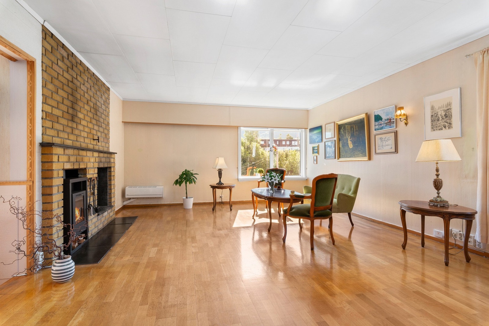 Romslig stue. Galleribilde