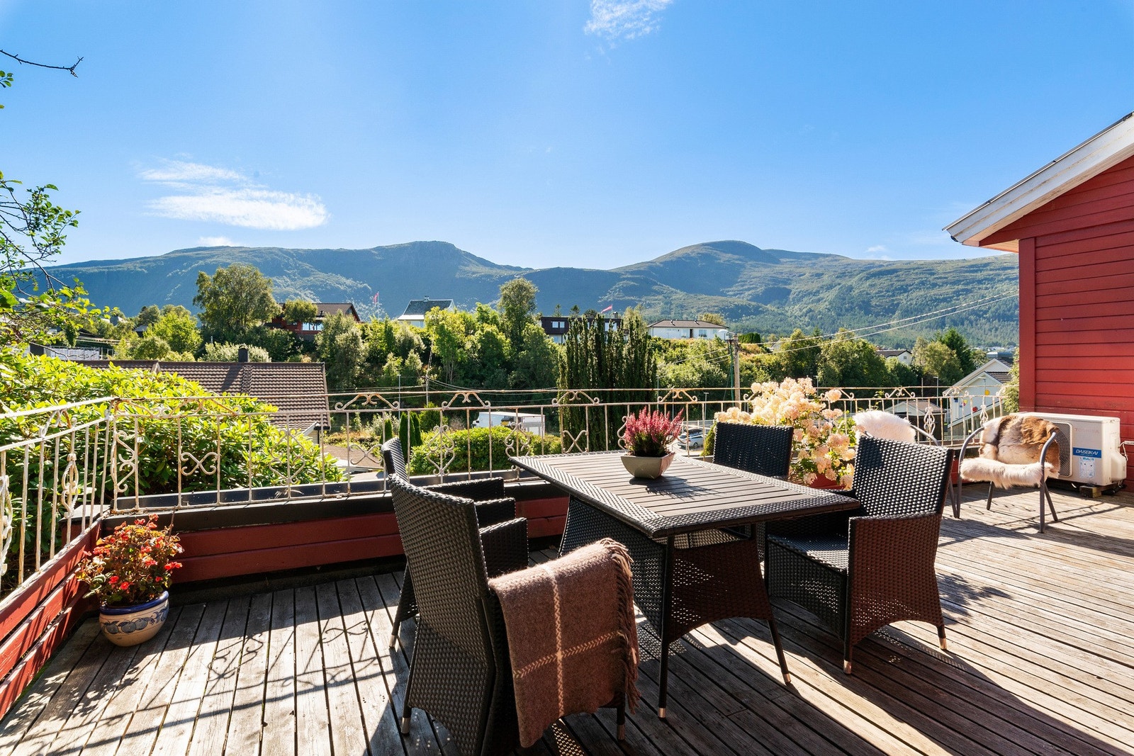 Enebolig med sentral beliggenhet, og gåavstand til de fleste fasiliteter. Galleribilde