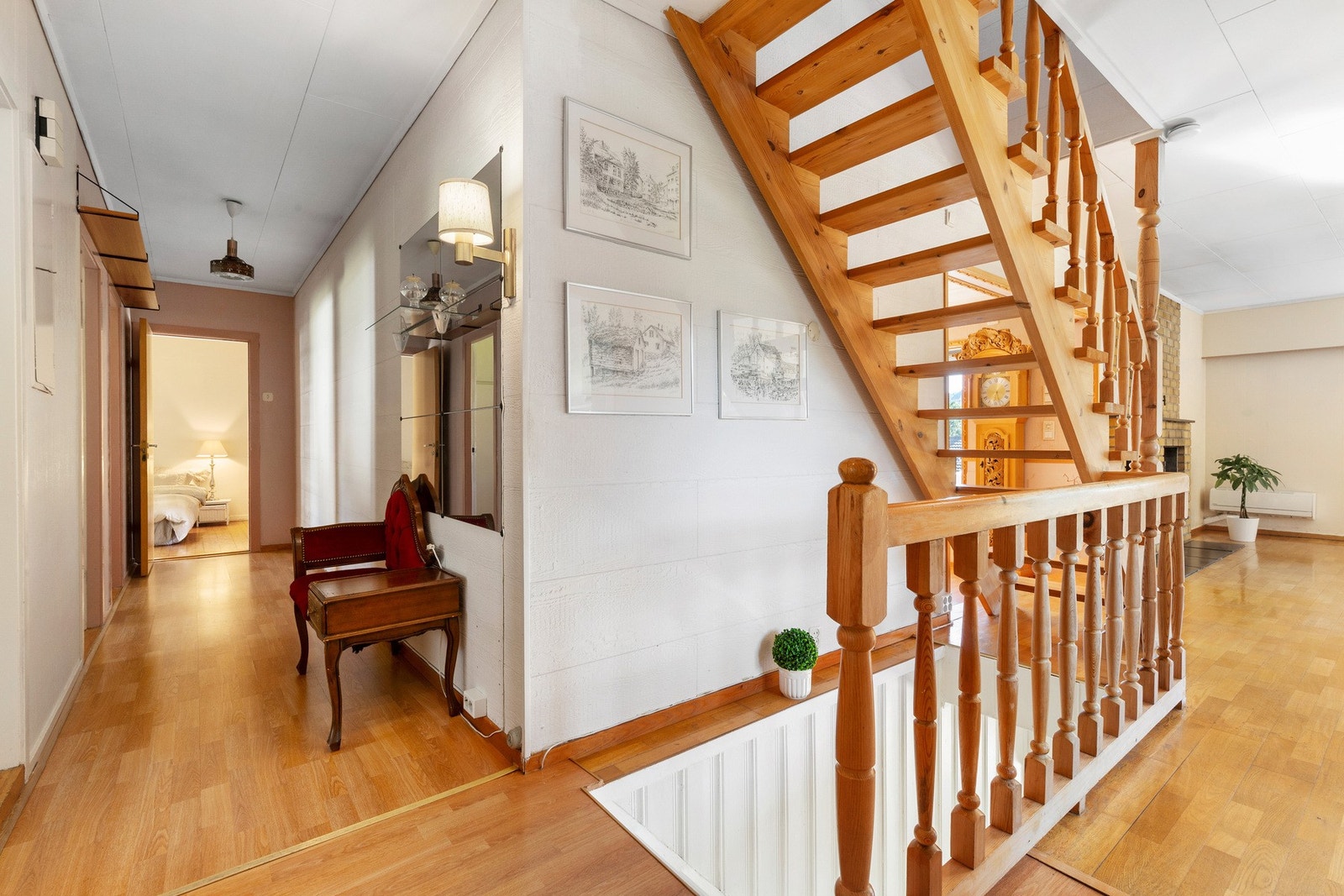 Det er tre soverom i hovedplanet. Opp trappen ligger enda et soverom. Galleribilde