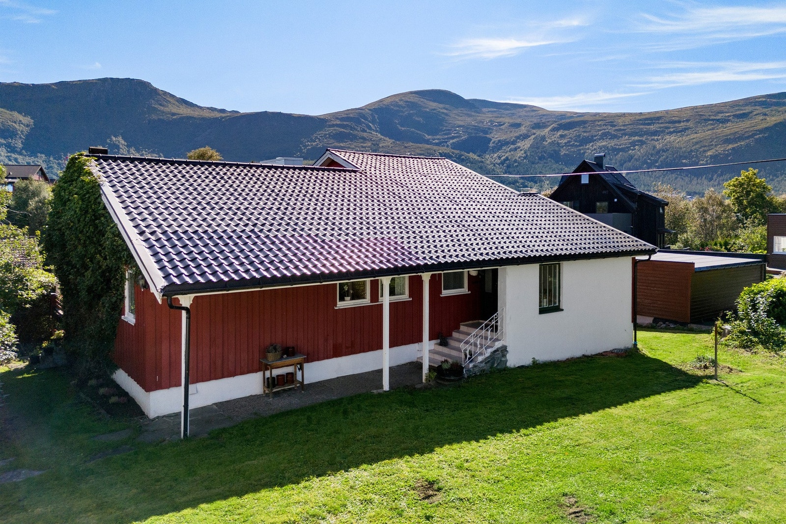 På baksiden av huset har man inngangspartiet til hovedplanet. Galleribilde