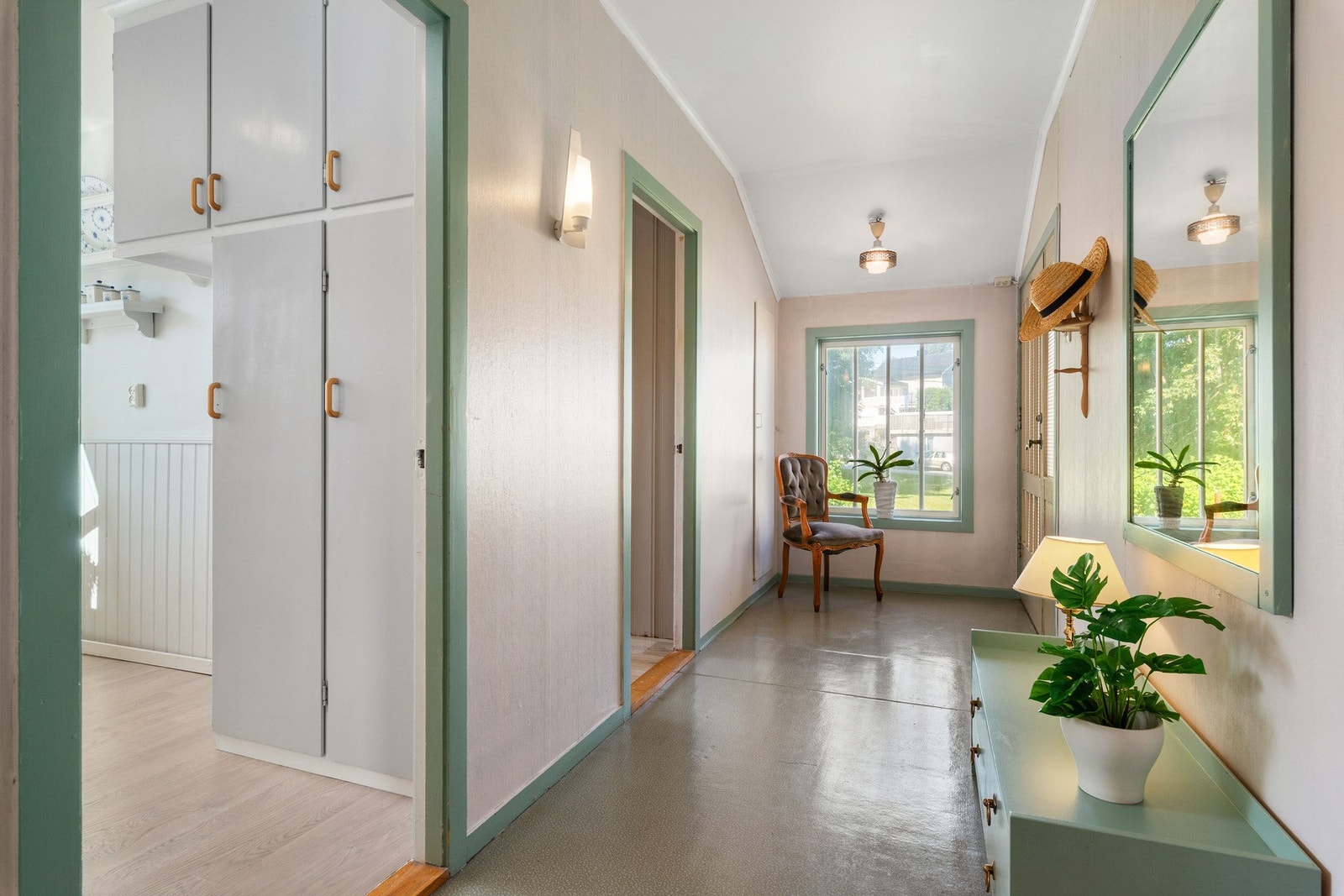 Boligen har to entréer. En direkte til hovedplan og en i underetasje. Galleribilde