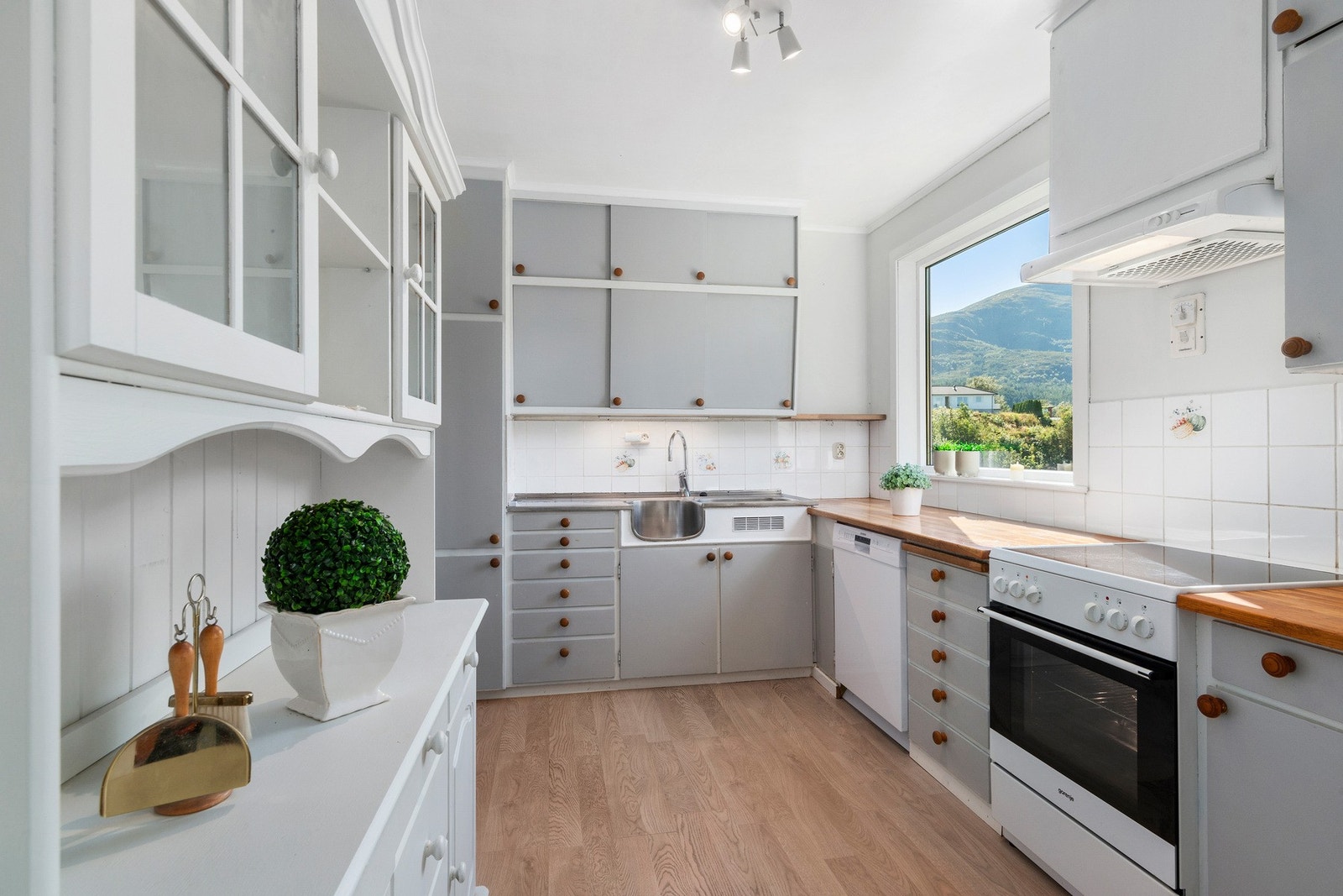 Kjøkkenrommet ligger logisk til ved stuen. Galleribilde