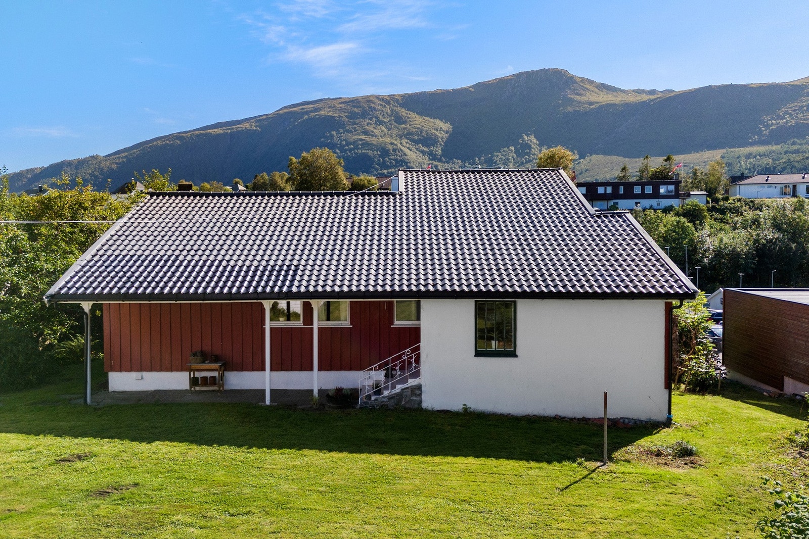 Nyt utsikt mot Sulafjellet fra denne solrike eiendommen. Galleribilde