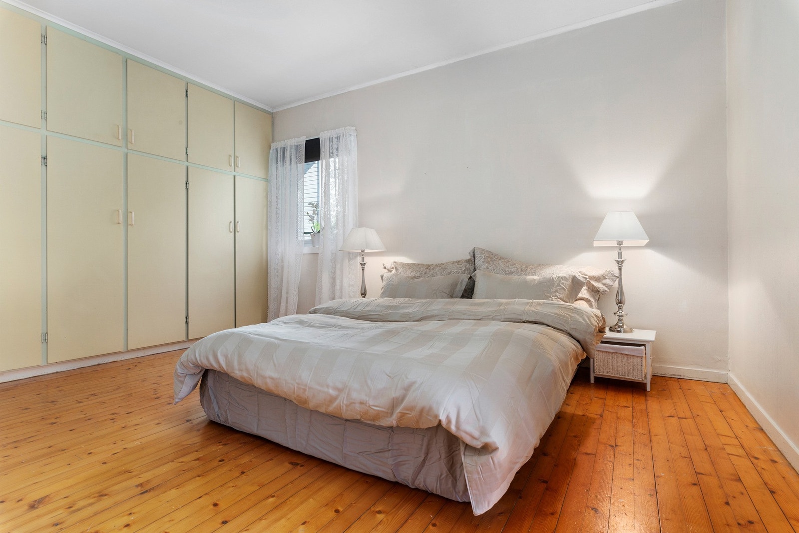 Stort hovedsoverom med plassbygd garderobe i hovedplan. Galleribilde