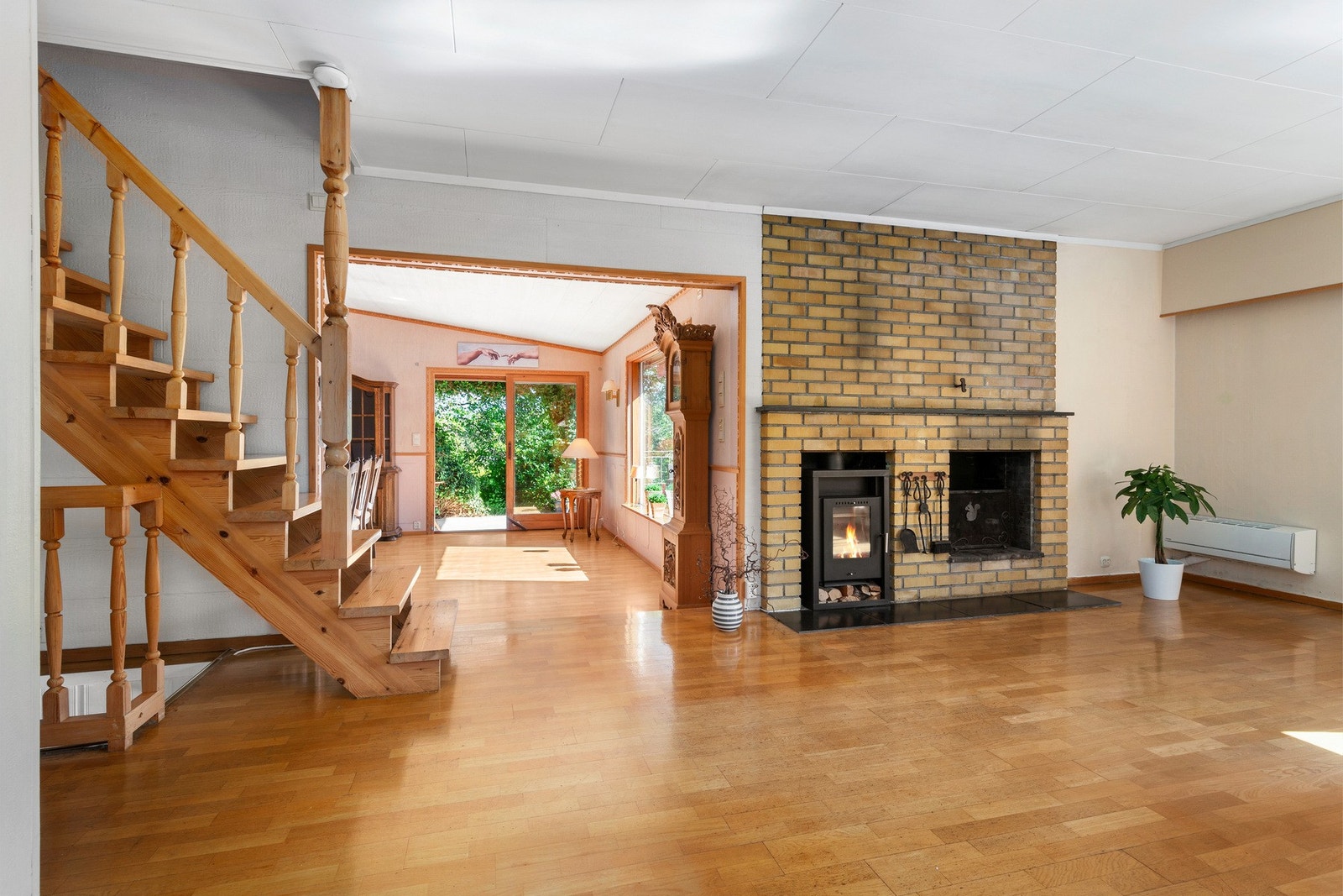 Vedfyring i stuen gir en varm og hyggelig atmosfære. Galleribilde