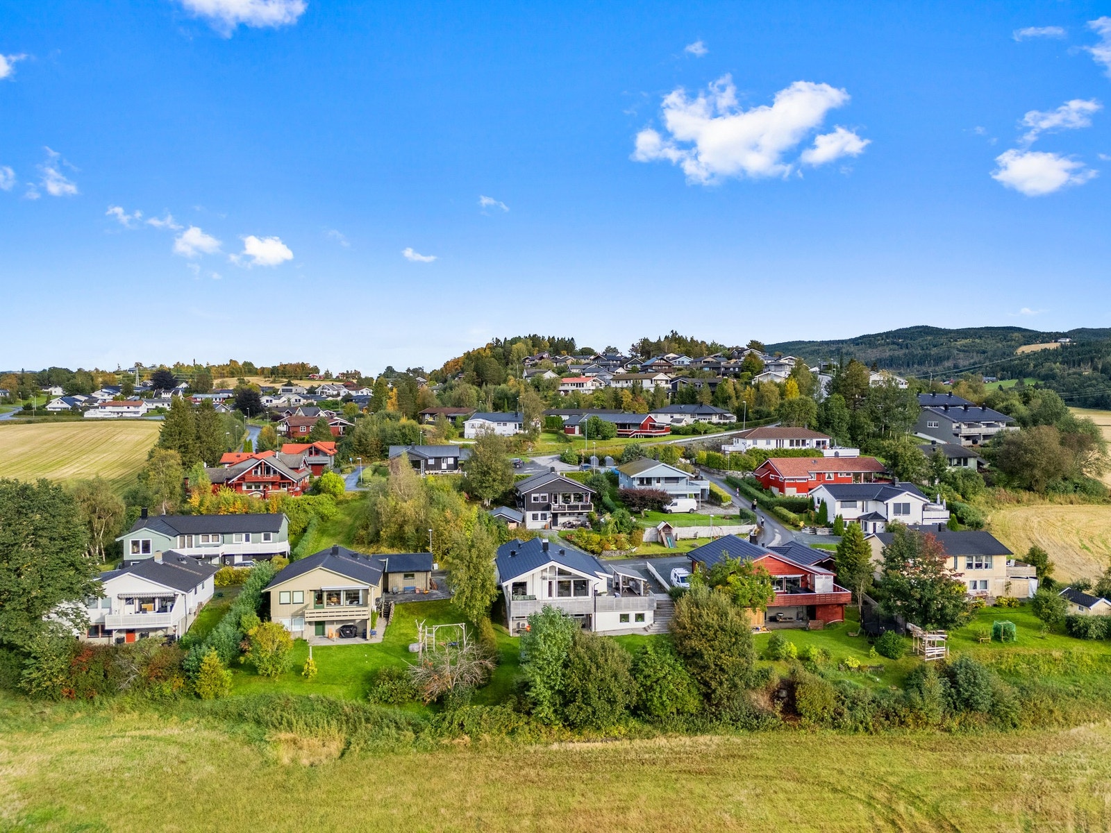 Boligen ligger pent til på nederste rekke med lite trafikk og innsyn. Galleribilde