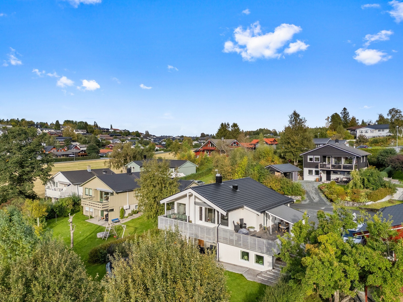 Boligen ligger i attraktive Vinne med kort avstand til skole og aktivitetspark. Galleribilde