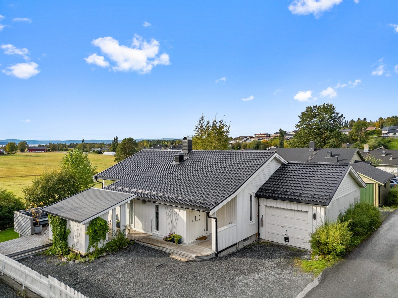 Gårdsplass og garasje Galleribilde