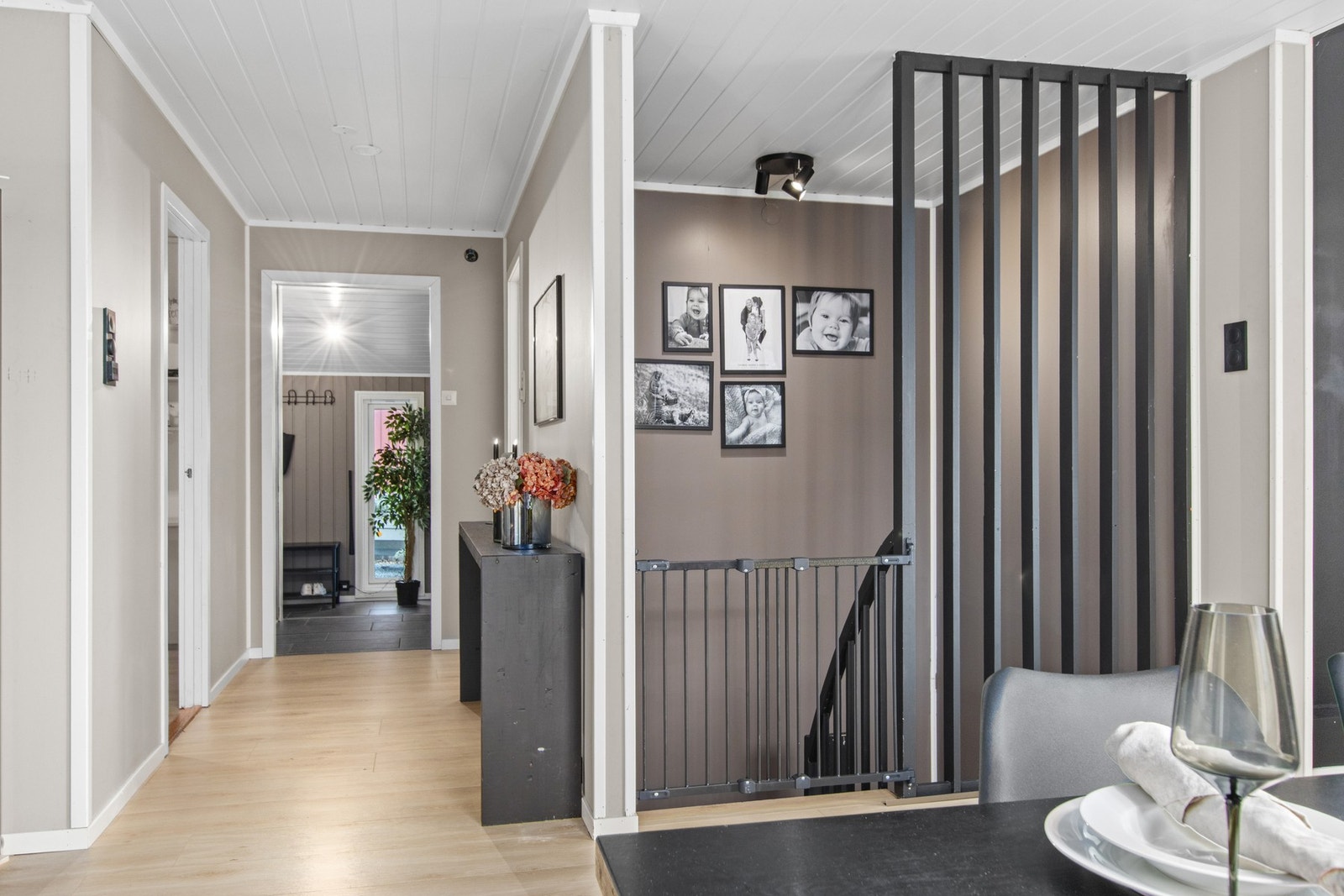 Huset er svært innholdsrikt og har en romslig sokkeletasje. Galleribilde