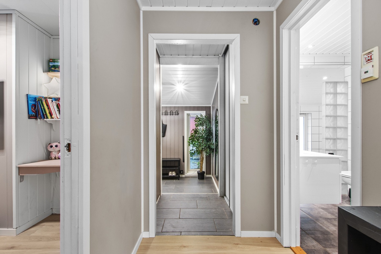 Gang - inngang til bad på høyre side. Galleribilde