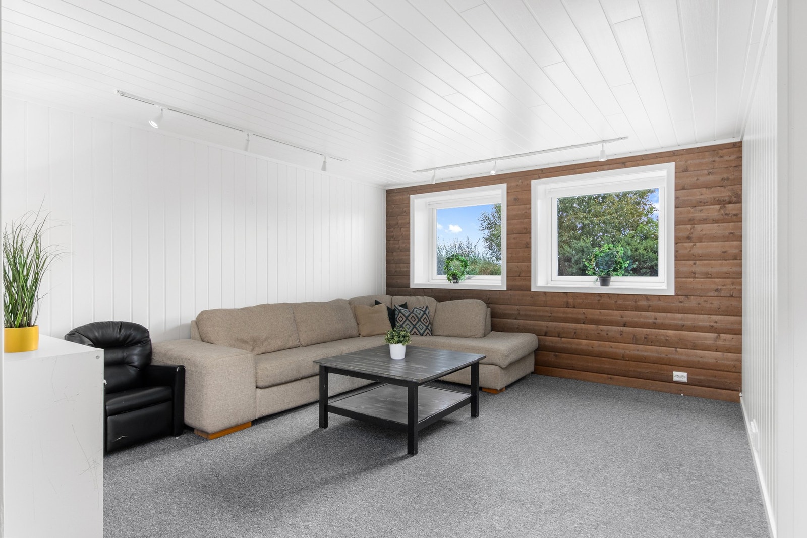 I sokkeletasjen finner man en romslig stue Nyoppusset. Galleribilde