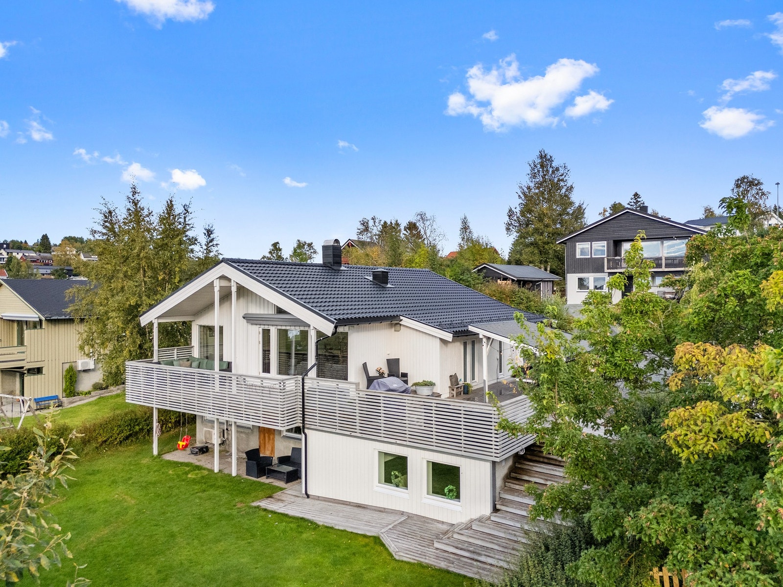 Stor og romslig enebolig med pent opparbeidet tomt. Galleribilde