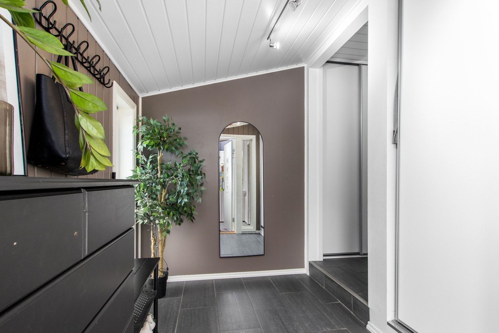 Gang skyvedørsgarderobe på to plasser i gangen. Galleribilde