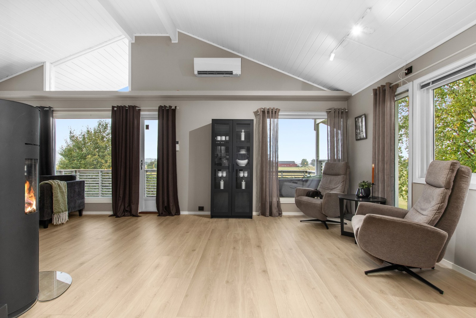 God takhøyde med store vindusflater. Galleribilde