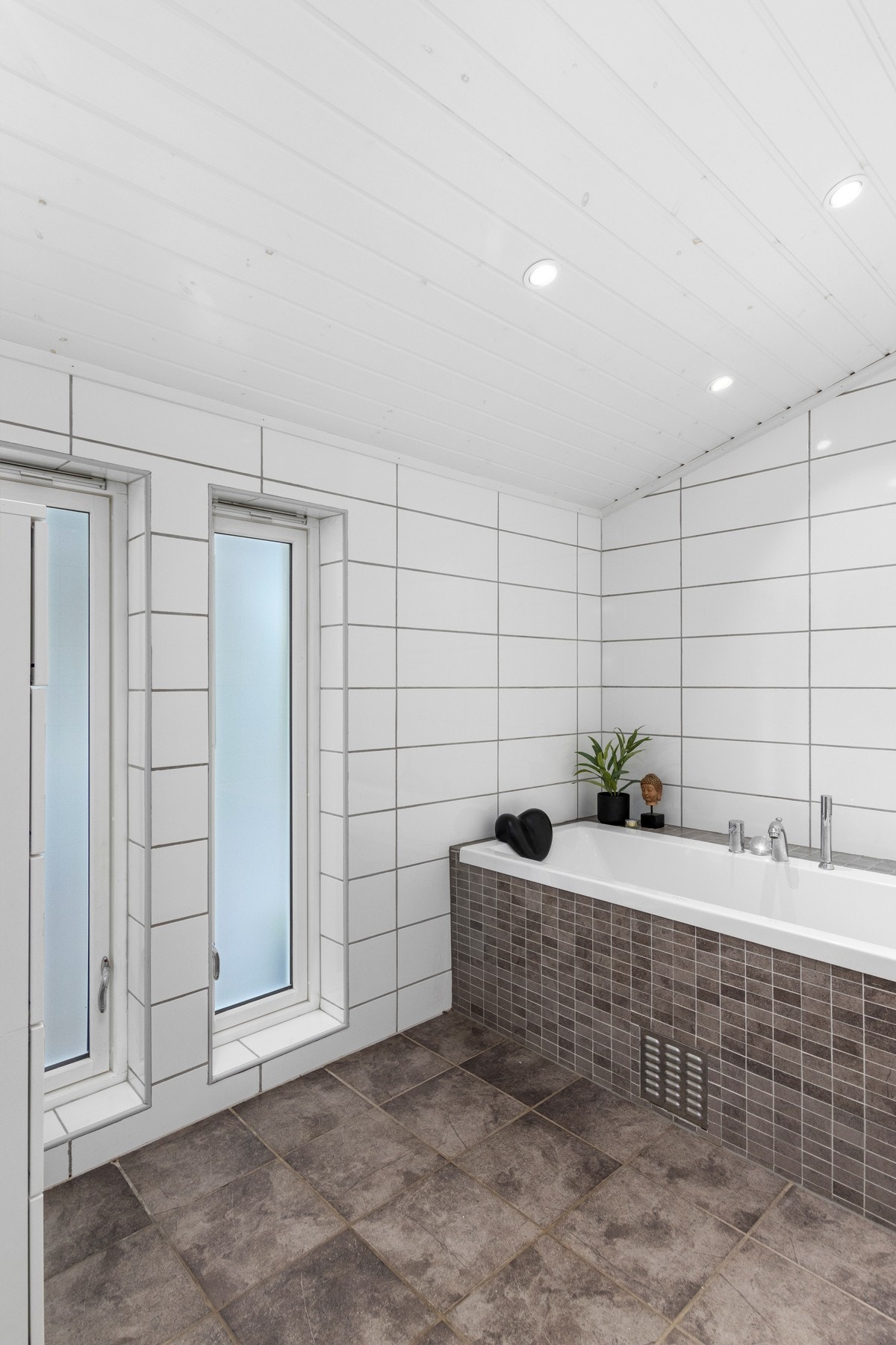 Badet er utstyrt med både badekar og dusjsone. Galleribilde