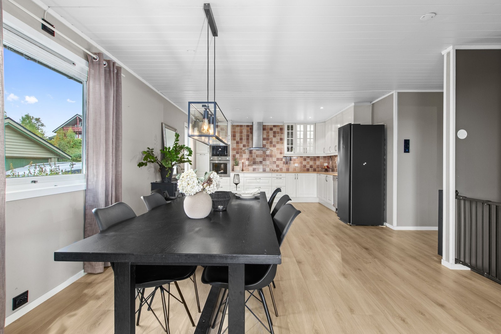 Spisebord inn mot kjøkken. Galleribilde