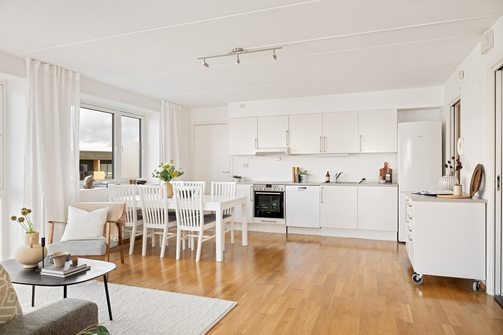 Stuen form og størrelse gjør den lett og møblere hvor man har plass til både spise- og sittegruppe. Galleribilde