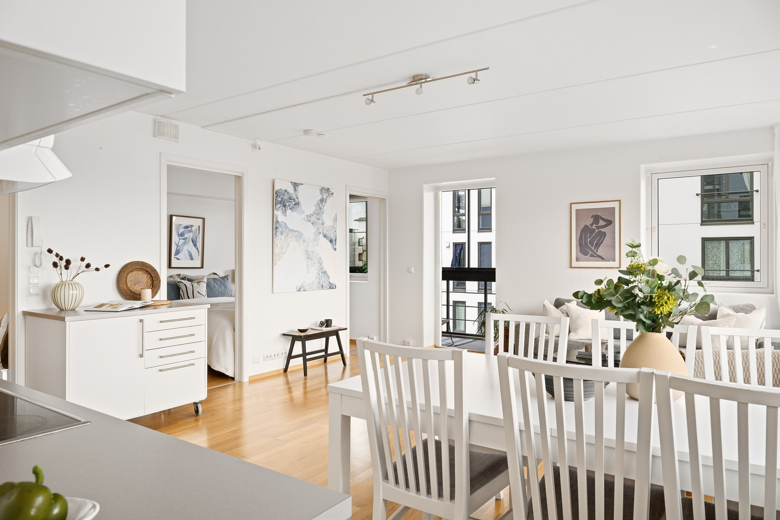 Leiligheten har åpen stue/kjøkken løsning. Galleribilde