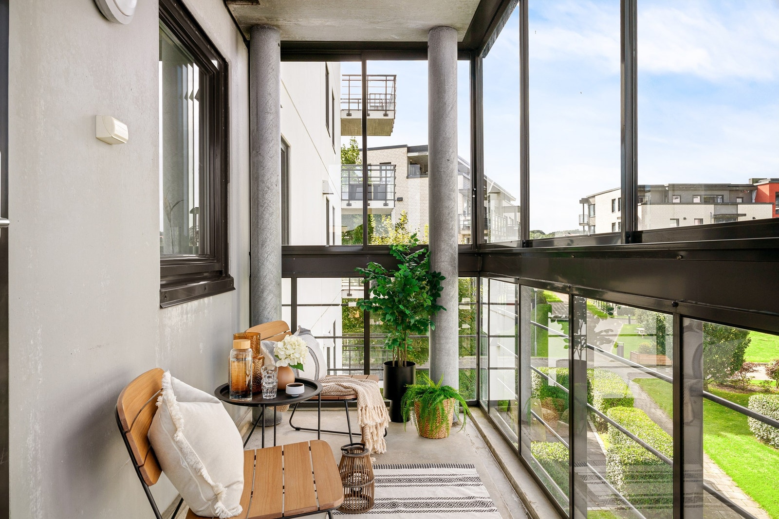 Innglasset balkong med plass til møblement. Galleribilde