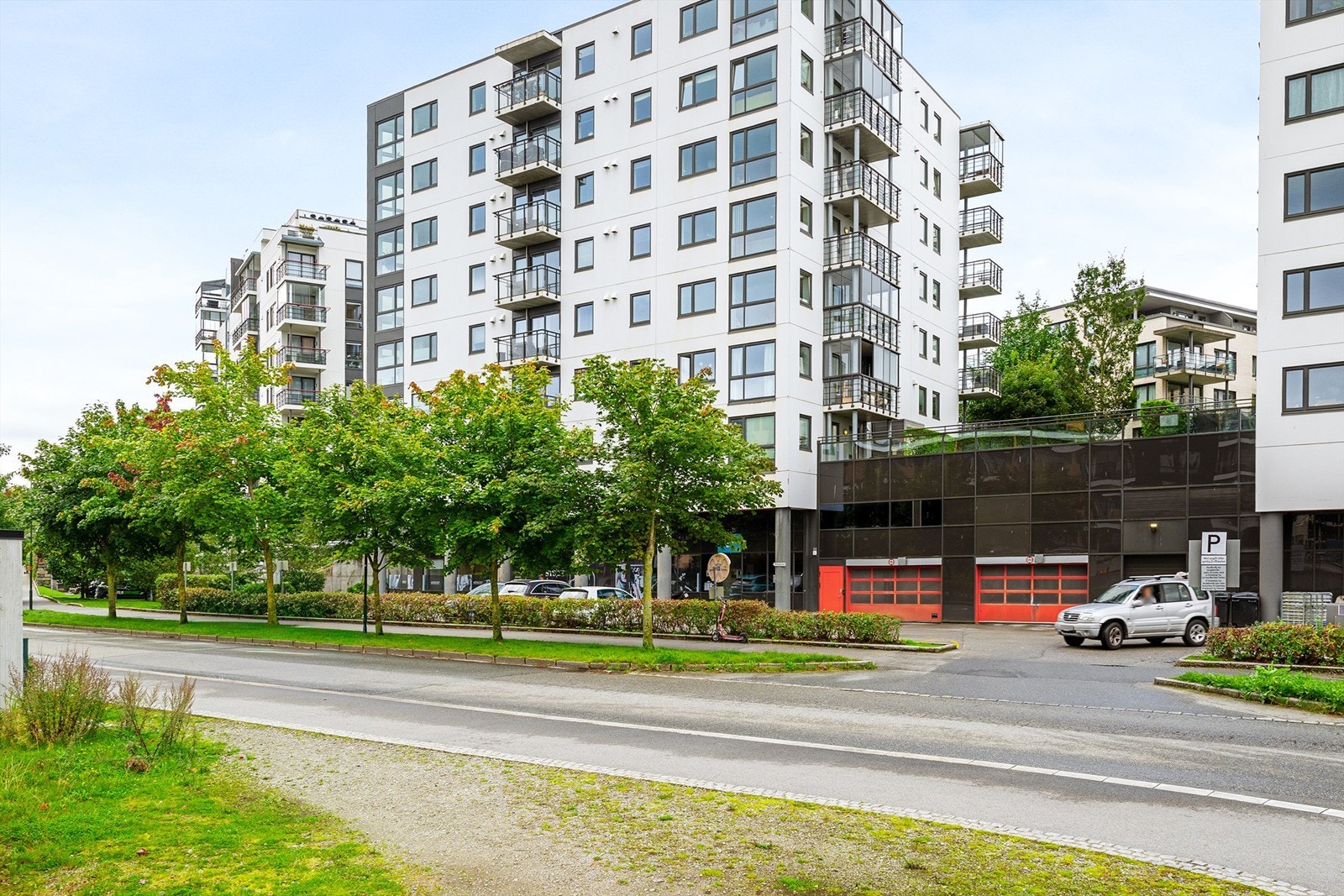 Fasade - i umiddelbar nærhet finner men dagligvarebutikk og treningssenter. Galleribilde