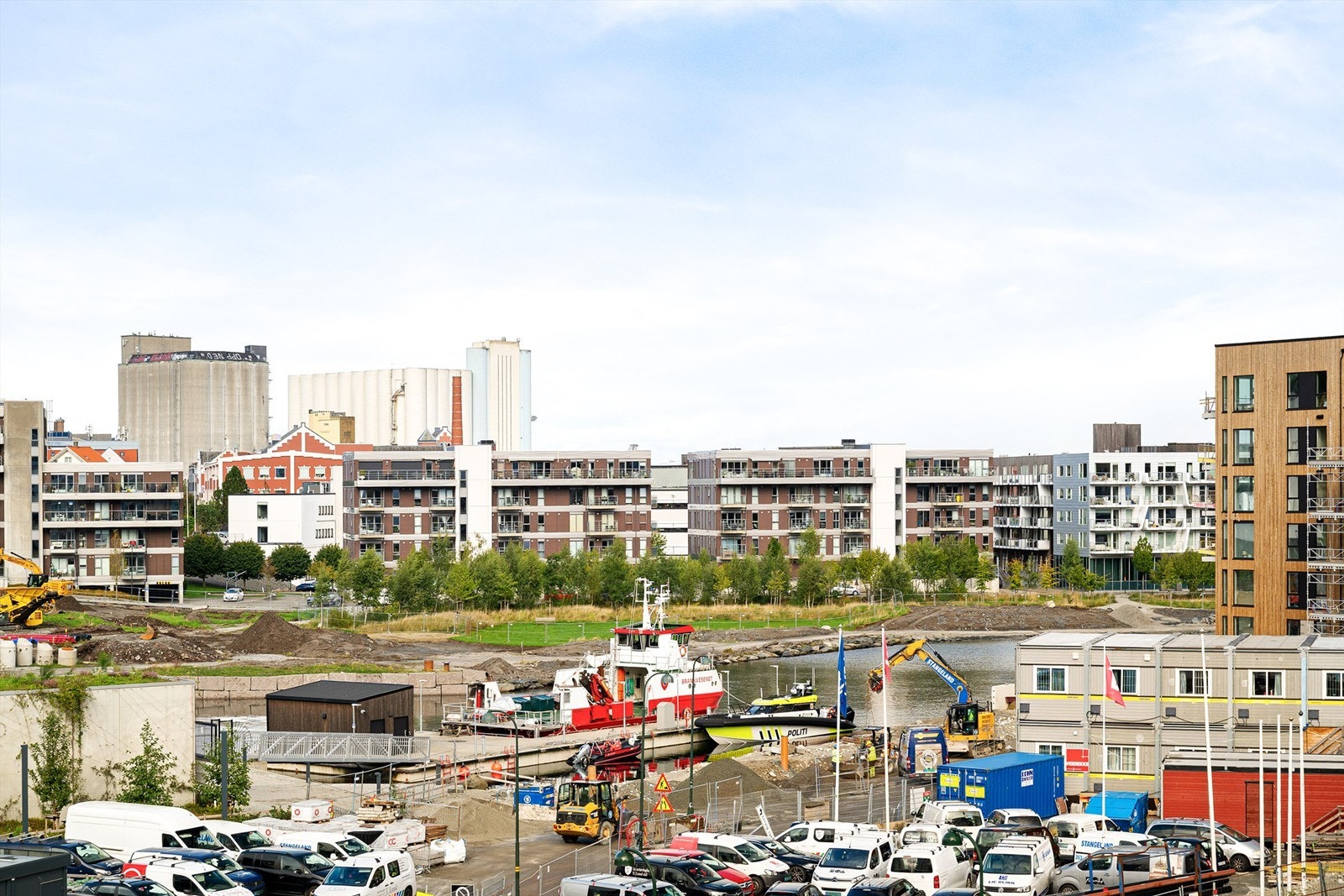 Utsikt fra stue (vil bli påvirket noe av ny bebyggelse som kommer til høyre i bildet). Galleribilde